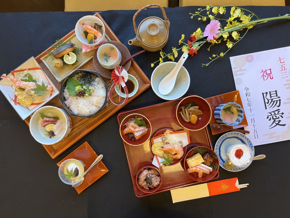 七五三のお祝い料理を並べた店内食事の様子