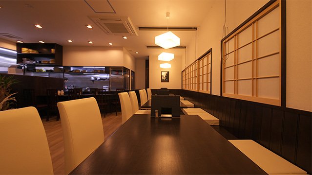 夜のテーブル席